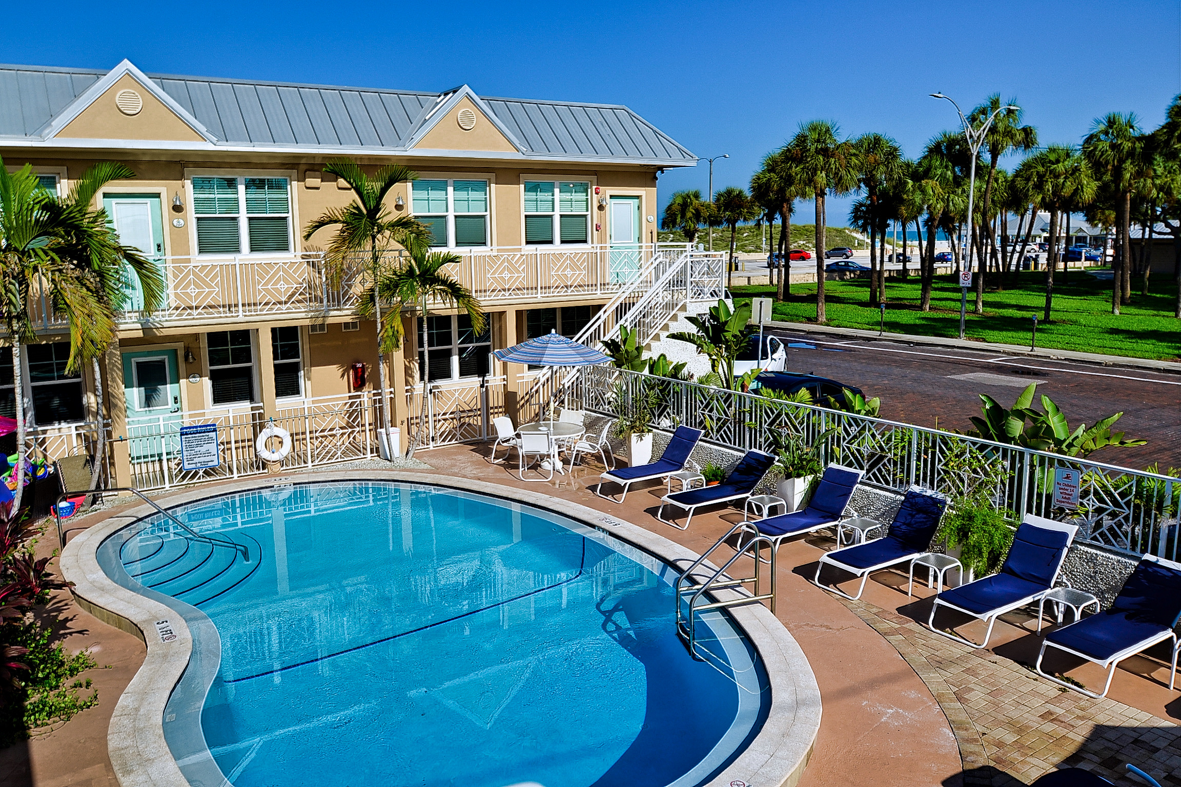 7-Florida-Beach-Rentals-CBS-pool-courtyard-1